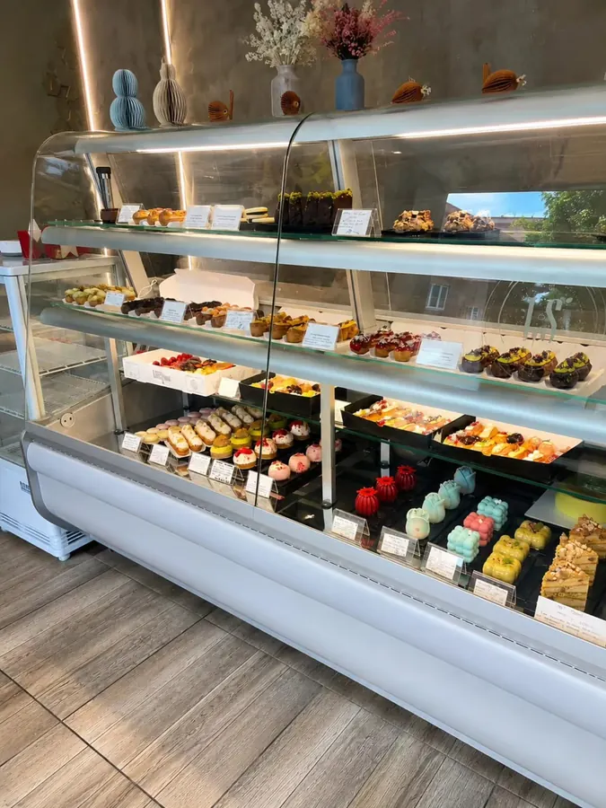 Vitrina noastră, plină cu deserturile pregătite în ziua aceea